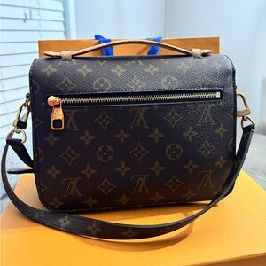 Louis Vuitton Pochette Metis crossbody bag